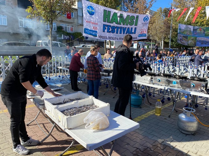 sultangazide-duzenlenen-rize-tanitim-ve-hamsi-festivalinde-3-ton-hamsi-dagitildi-3.jpg