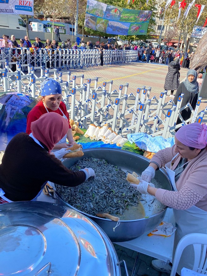 sultangazide-duzenlenen-rize-tanitim-ve-hamsi-festivalinde-3-ton-hamsi-dagitildi-4.jpg