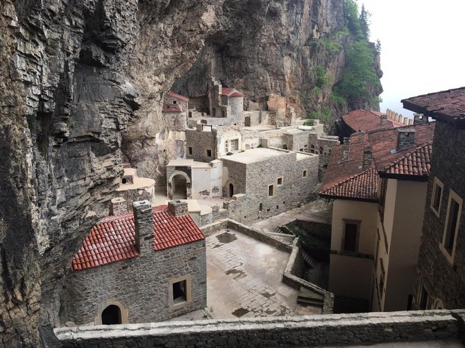 sumela-manastiri’nin-bir-bolumu-bugun-torenle-ziyarete-acildi-(2).jpg
