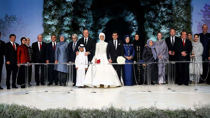 sumeyye-erdogan-ile-selcuk-bayraktar-dunyaevine-girdi.jpg