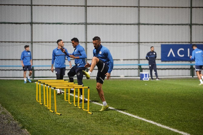 super-ligin-8-haftasinda-evinde-oynadigi-galatasaray-karsilasmasinin-ardindan-2-gun-izin-yapan-caykur-rizespor-gzt-giresunspor-maci-hazirliklarina-basladi-6.jpg