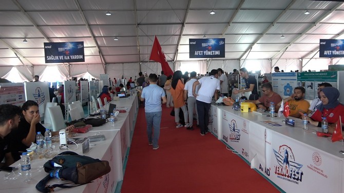 t3-vakfi-isbirligiyle-rizede-duzenlenen-havacilik-uzay-ve-teknoloji-festivali-teknofestte-kazanan-takimlar-samsundaki-finale-katilacak-2.jpg