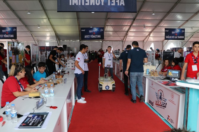 t3-vakfi-isbirligiyle-rizede-duzenlenen-havacilik-uzay-ve-teknoloji-festivali-teknofestte-kazanan-takimlar-samsundaki-finale-katilacak-6.jpg