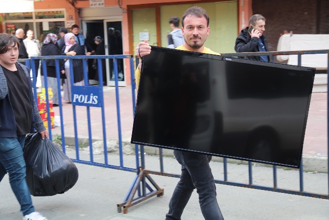 tahliye-edilen-10-katli-binada-oturanlar-ozel-izinle-esyalarini-almaya-basladi-(4).jpg