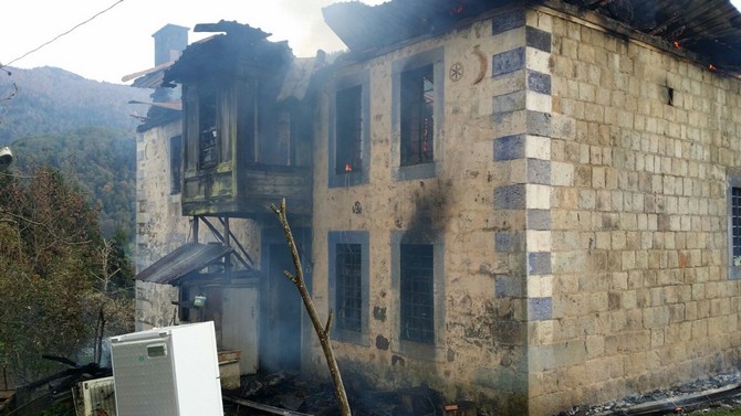 tarihi-konak-yanginda-kullanilamaz-hale-geldi-(2).jpg