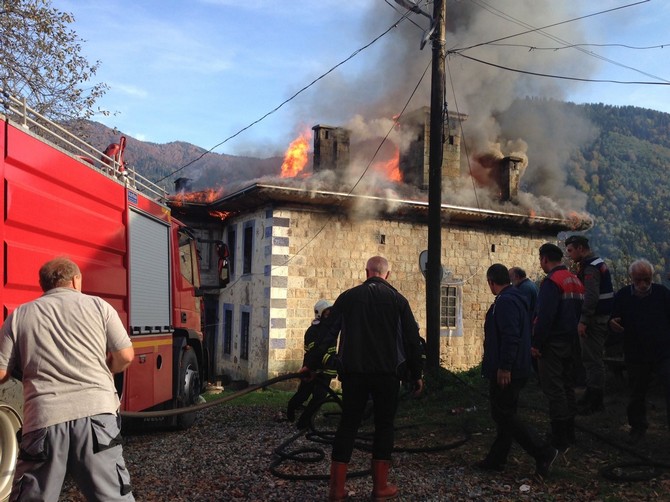 tarihi-konak-yanginda-kullanilamaz-hale-geldi-(3).jpg