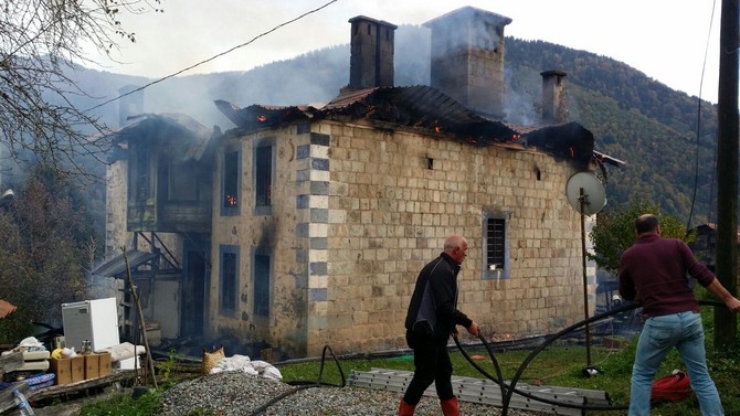 tarihi-konak-yanginda-kullanilamaz-hale-geldi-(4).jpg