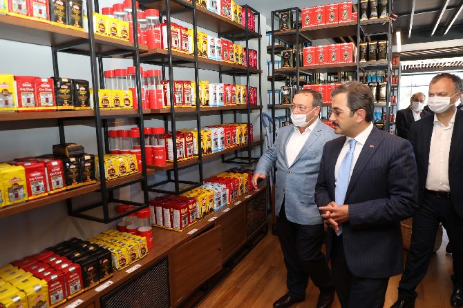 tarim-ve-orman-bakan-yardimcisi-mustafa-aksu-caykur-genel-mudurlugu-binasi-yaninda-olusturulan-cay-satis-magazasini-da-gezdi-(2).jpg