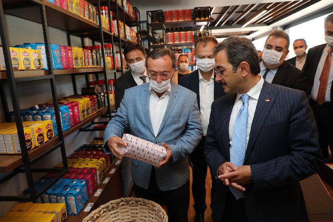 tarim-ve-orman-bakan-yardimcisi-mustafa-aksu-caykur-genel-mudurlugu-binasi-yaninda-olusturulan-cay-satis-magazasini-da-gezdi-(3).jpg