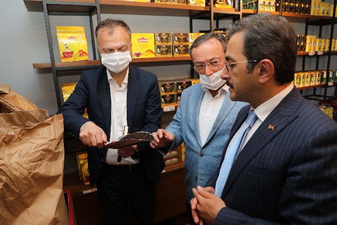 tarim-ve-orman-bakan-yardimcisi-mustafa-aksu-caykur-genel-mudurlugu-binasi-yaninda-olusturulan-cay-satis-magazasini-da-gezdi-(4).jpg