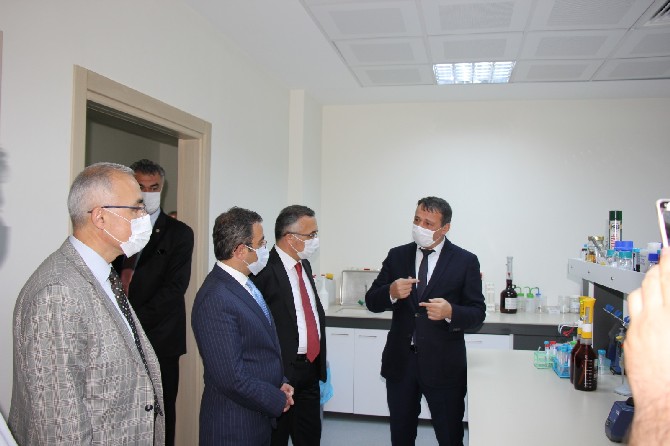 tarim-ve-orman-bakan-yardimcisi-mustafa-aksu-rize-gida-kontrol-laboratuvari-ziyaret-etti--(4).jpg
