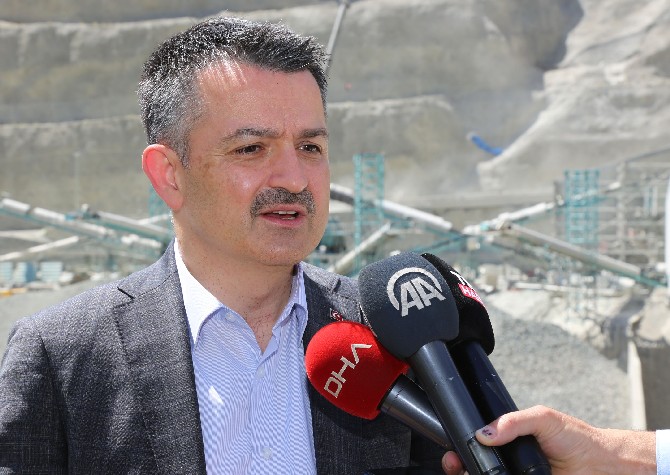 tarim-ve-orman-bakani-bekir-pakdemirli-yusufeli-barajinda-aralik-sonu-itibariyla-su-tutmayi-hedeflediklerini-bildirdi-5.jpg