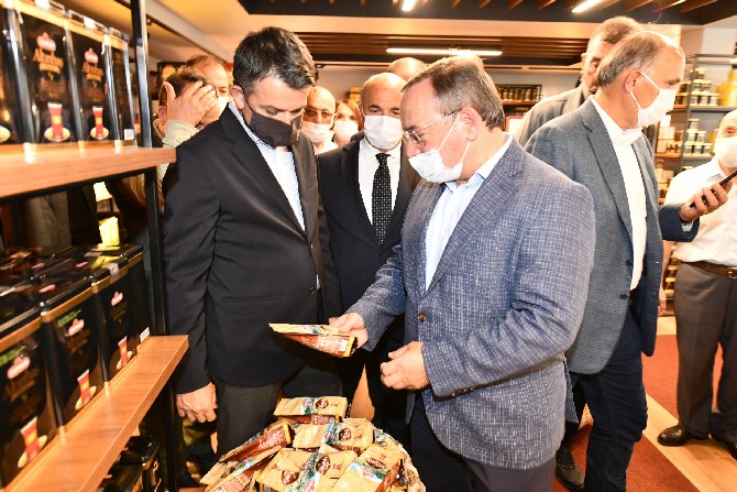 tarim-ve-orman-bakani-dr.-bekir-pakdemirli-caykur-tirebolu-cay-satis-magazasi-ziyareti-(3).jpg