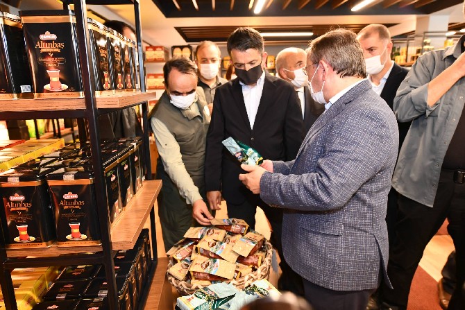 tarim-ve-orman-bakani-dr.-bekir-pakdemirli-caykur-tirebolu-cay-satis-magazasi-ziyareti-(4).jpg