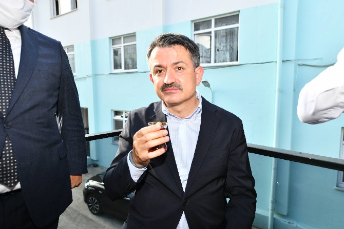 tarim-ve-orman-bakani-dr.-bekir-pakdemirli-caykur-tirebolu-cay-satis-magazasi-ziyareti-(7).jpg
