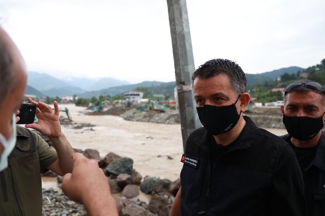 tarim-ve-orman-bakani-pakdemirli-artvinde-selden-etkilenen-alanlari-inceledi-1.jpg
