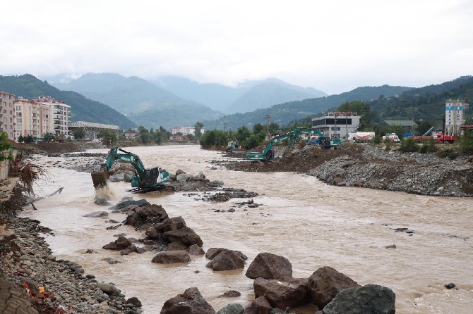 tarim-ve-orman-bakani-pakdemirli-artvinde-selden-etkilenen-alanlari-inceledi-2.jpg