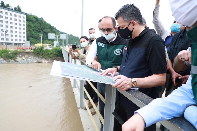 tarim-ve-orman-bakani-pakdemirli-artvinde-selden-etkilenen-alanlari-inceledi-3.jpg