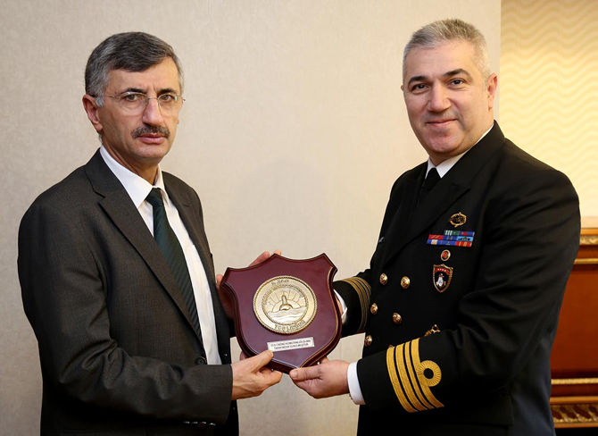 tcg-1.-inonu-(s-360)--denizalti-komutani-deniz-yarbay-ersoy-akcay,-beraberinde-deniz-binbasi-erkan-demir-ile-birlikte-rize-valisi-erdogan-bektas’i-makaminda-ziyaret-etti-1.jpg