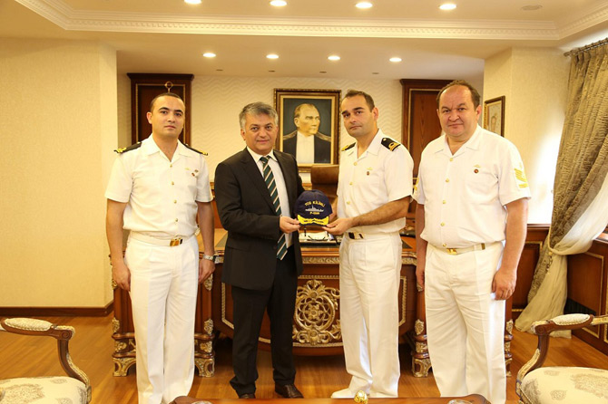 tcg-kilimli-adli-karakol-botunun-komutanlari-ersin-yaziciyi-makaminda-ziyaret-etti-1.jpg tcg-kilimli-adli-karakol-botunun-komutanlari-ersin-yaziciyi-makaminda-ziyaret-etti-1.jpg