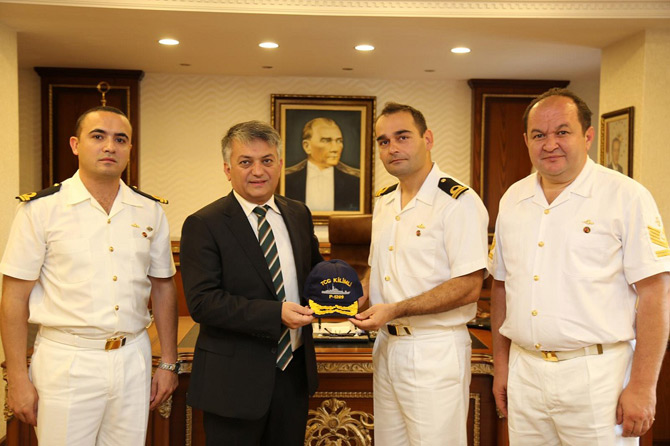 tcg-kilimli-adli-karakol-botunun-komutanlari-ersin-yaziciyi-makaminda-ziyaret-etti-2.jpg tcg-kilimli-adli-karakol-botunun-komutanlari-ersin-yaziciyi-makaminda-ziyaret-etti-2.jpg