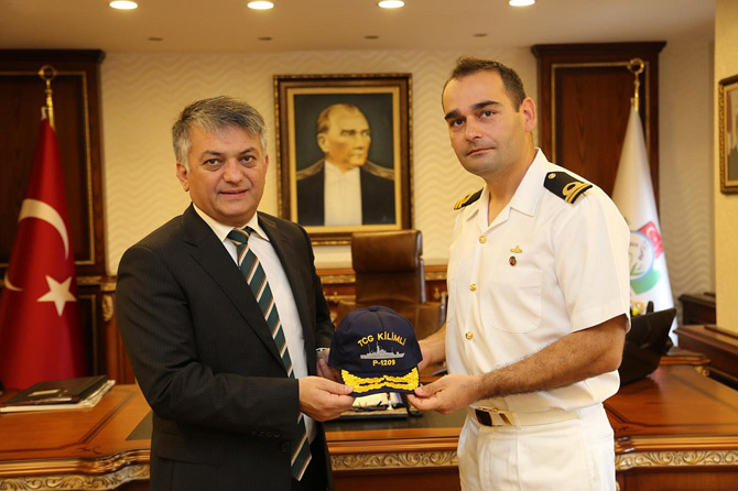 tcg-kilimli-adli-karakol-botunun-komutanlari-ersin-yaziciyi-makaminda-ziyaret-etti-3.jpg tcg-kilimli-adli-karakol-botunun-komutanlari-ersin-yaziciyi-makaminda-ziyaret-etti-3.jpg