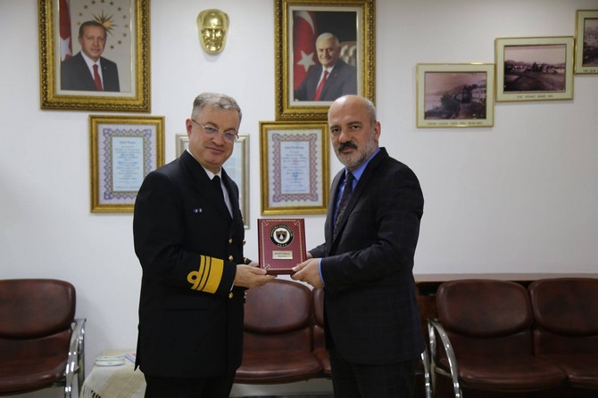 tcg-orucreis-(f-245)-gemisi-filo-komutanlari-rize-valisi-erdogan-bektas-ve-rize-belediye-baskan-vekili-coskun-yegen’i-makaminda-ziyaret-etti.--(6)-001.jpg