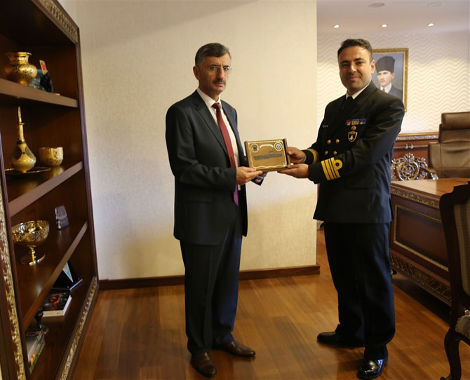 tcg-sakarya-s-354-denizaltinin-komutani-deniz-yarbay-altan-tosun,-beraberinde-bas-carkci-deniz-yuzbasi-murat-ucler-ve-astsubay-kidemli-bascavus-metin-aslanboga-ile-birlikte-rize-valisi-erdogan-bektas’i-makaminda-ziyaret-etti.--2.jpg