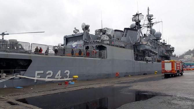 tcg-yildirim-f-243-firkateyni-rize-limani’nda-halkin-ziyaretine-acildi-(9).jpg