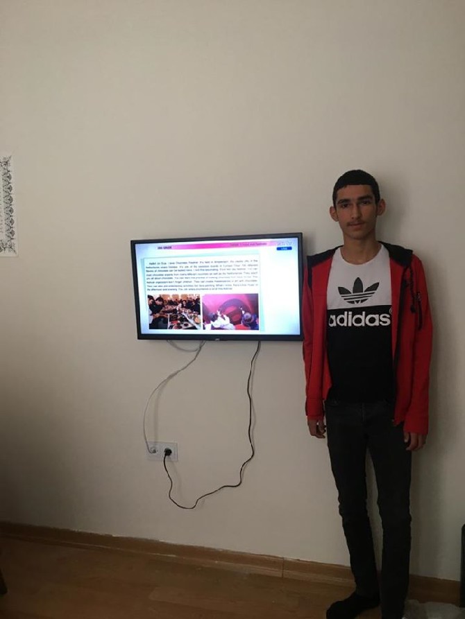 televizyonlari-olmadigi-icin-uzaktan-egitim-alamayan-ogrencinin-yardimina-vali-ceber-yetisti-(2).jpg