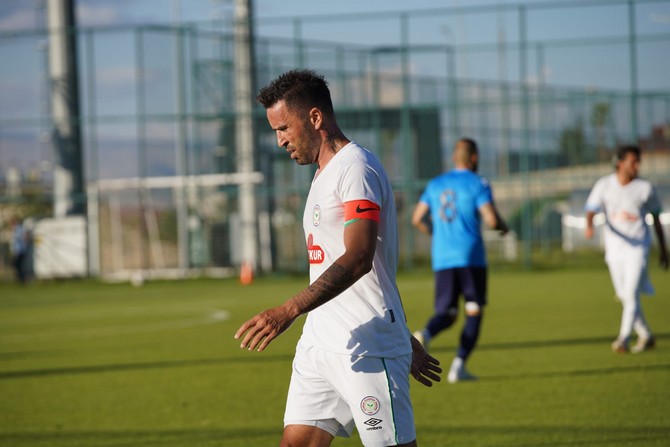 tff-1-lig-ekiplerinden-caykur-rizespor-kamp-yaptigi-erzurumda-oynadigi-4-hazirlik-macinda-erzurumspor-bbyi-3-2-maglup-etti-19.jpg