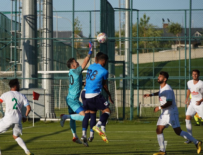 tff-1-lig-ekiplerinden-caykur-rizespor-kamp-yaptigi-erzurumda-oynadigi-4-hazirlik-macinda-erzurumspor-bbyi-3-2-maglup-etti-20.jpg