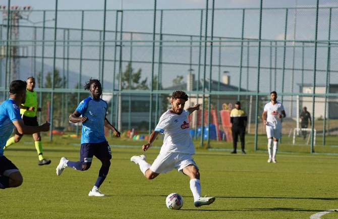 tff-1-lig-ekiplerinden-caykur-rizespor-kamp-yaptigi-erzurumda-oynadigi-4-hazirlik-macinda-erzurumspor-bbyi-3-2-maglup-etti-23.jpg
