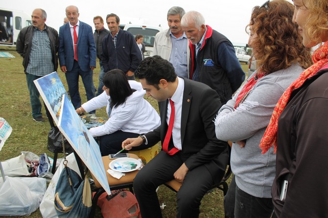 timya-sanat-grubu-uyesi-bir-grup-kadin-ressam,-rize’nin-ikizdere-ilcesine-bagli-cagrankaya-yaylasinda-yaptiklari-resimlerle-yaylanin-guzelligini-tuvallere-aktardi-(2).jpg