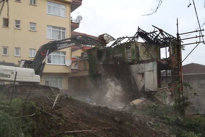 tinercilerin-mekani-haline-gelen-bina-yikildi-(5).jpg
