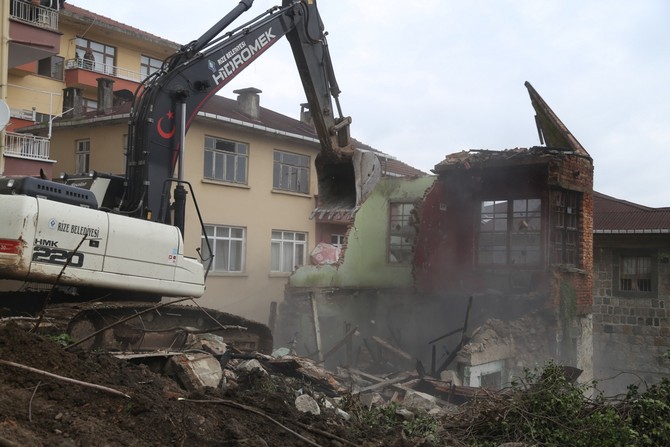 tinercilerin-mekani-haline-gelen-bina-yikildi-(8).jpg