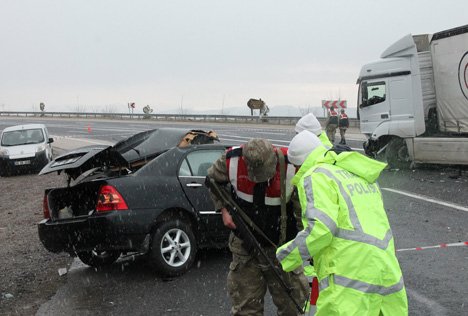 tir-ile-otomobil-carpisti-1-olu,-2-yarali-1.jpg tir-ile-otomobil-carpisti-1-olu,-2-yarali-1.jpg