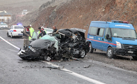 tir-ile-otomobil-carpisti-1-olu,-2-yarali-3.jpg tir-ile-otomobil-carpisti-1-olu,-2-yarali-3.jpg