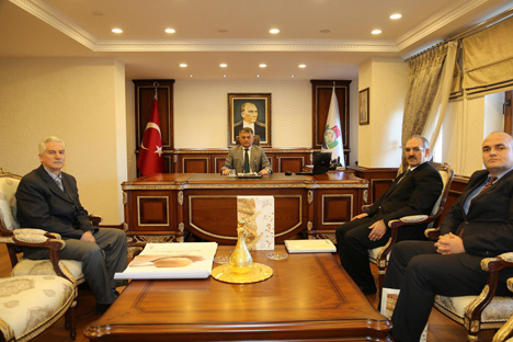 tmo-trabzon-sube-muduru-vahit-ozer-ve-calisma-arkadaslari,-vali-ersin-yazici’yi-makaminda-ziyaret-etti.jpg tmo-trabzon-sube-muduru-vahit-ozer-ve-calisma-arkadaslari,-vali-ersin-yazici’yi-makaminda-ziyaret-etti.jpg