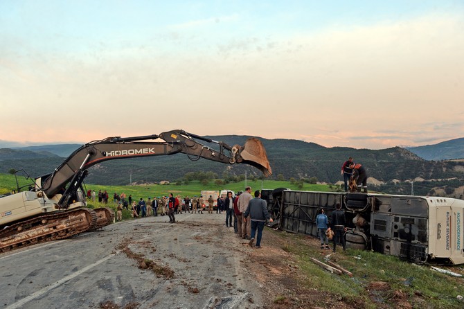 tokatin-resadiye-ilcesinde-taziyeden-donenleri-tasiyan-otobusun-devrilmesi-sonucu-7-kisi-oldu,-30-kisi-yaralandi-(12).jpg