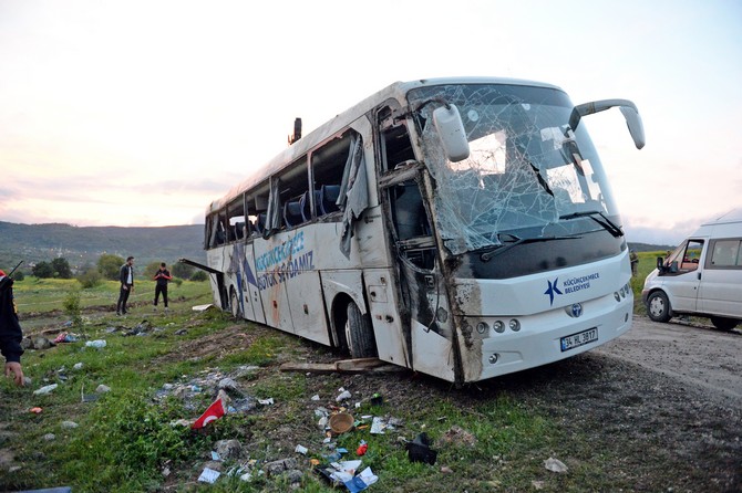 tokatin-resadiye-ilcesinde-taziyeden-donenleri-tasiyan-otobusun-devrilmesi-sonucu-7-kisi-oldu,-30-kisi-yaralandi-(13).jpg