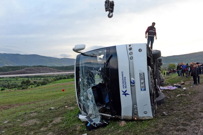 tokatin-resadiye-ilcesinde-taziyeden-donenleri-tasiyan-otobusun-devrilmesi-sonucu-7-kisi-oldu,-30-kisi-yaralandi-(5).jpg