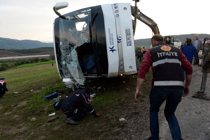 tokatin-resadiye-ilcesinde-taziyeden-donenleri-tasiyan-otobusun-devrilmesi-sonucu-7-kisi-oldu,-30-kisi-yaralandi-(7).jpg