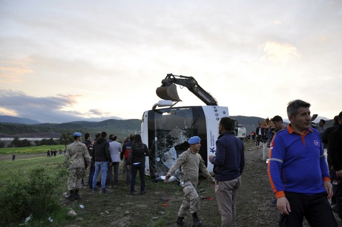 tokatin-resadiye-ilcesinde-taziyeden-donenleri-tasiyan-otobusun-devrilmesi-sonucu-meydana-gelen-kazada-olu-sayisi-7ye-yukseldi-(1).jpg
