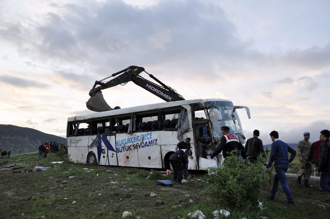 tokatin-resadiye-ilcesinde-taziyeden-donenleri-tasiyan-otobusun-devrilmesi-sonucu-meydana-gelen-kazada-olu-sayisi-7ye-yukseldi-(2).jpg