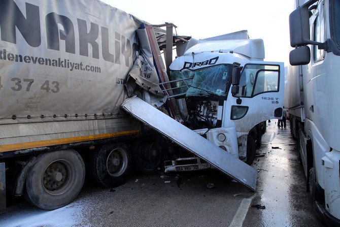tokatta-zincirleme-tir-kazasi-4-yarali-(6).jpg