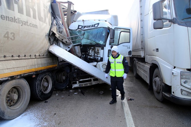 tokatta-zincirleme-tir-kazasi-4-yarali-(7).jpg