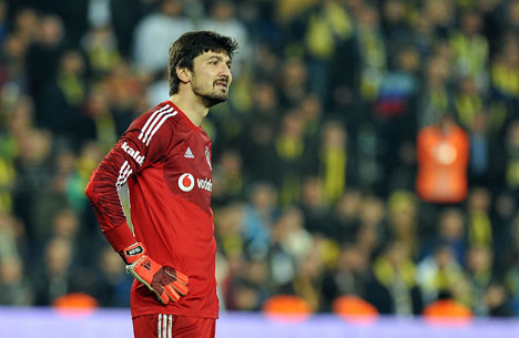 tolga-gozyaslariyla-sahayi-terk-etti-2.jpg