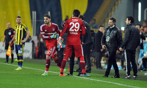 tolga-gozyaslariyla-sahayi-terk-etti5.jpg