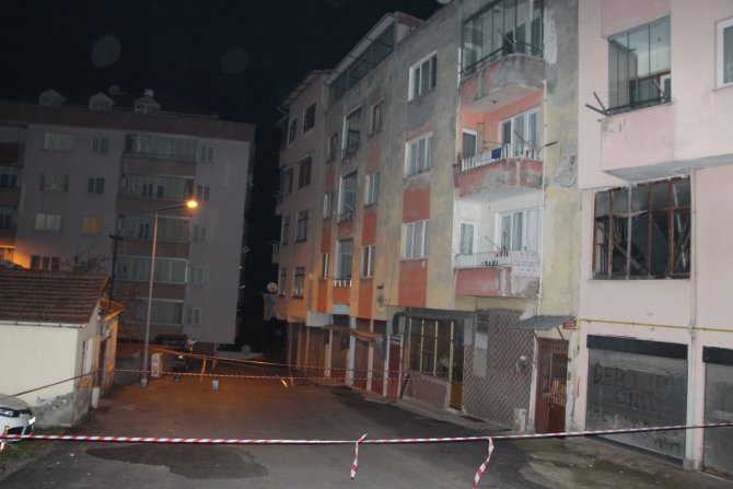 trabzon’da-4-katli-bina-catlaklar-nedeniyle-bosaltildi-(1).jpg
